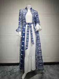 Elegante set due pezzi con cardigan blu ricamato e abito lungo bianco a svasatura