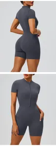 Vue détaillée d'un combishort de yoga gris avec fermeture éclair et poches latérales.