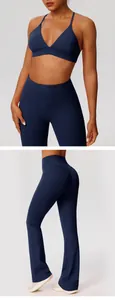 Vooraanzicht en zijaanzicht van marineblauwe yogaset met sport-bh en uitlopende legging