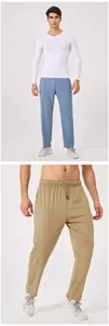 Detail van heren sportbroek met trekkoord in de taille en ademende kaki stof.