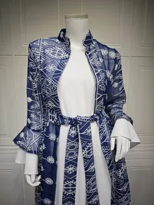 Elegante set cardigan lungo ricamato blu navy e abito bianco con maniche a campana