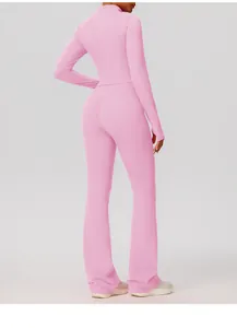 Achteraanzicht van de roze yogaset met top met lange mouwen en uitlopende high-waist broek