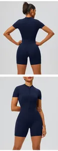 Détails avant et arrière d'un combishort de yoga bleu marine à manches courtes.