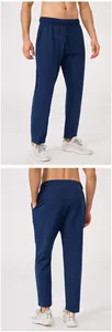 Voor- en achteraanzicht van donkerblauwe herensportbroek met elastische tailleband met koord.