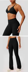 Zwarte geborstelde yogaset met sportbeha en flared legging met hoge taille voor fitness