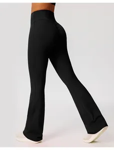 Detailweergave van zwarte yoga-flarebroek met scrunch butt lift effect
