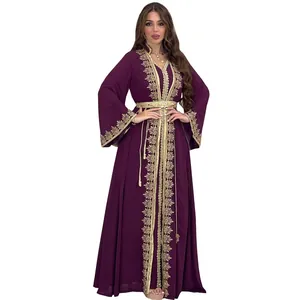 Elegantes lila Langarmkleid mit goldener Bandstickerei und Gürtel, zweiteiliges Set