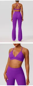 Detailweergave van de paarse yogaset met cross-back sportbeha en flared legging