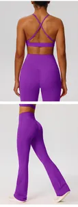 Detail achteraanzicht paars yogaset met scrunch leggings en sportbeha