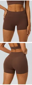 Detailansicht der braunen Yoga-Shorts mit hohem Bund und doppelt gebürstetem Stoff.