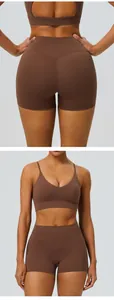 Detailansicht der braunen, hoch taillierten Yoga-Shorts und des passenden Sport-BHs