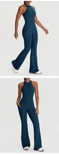 Detailansicht des petrolfarbenen ärmellosen Yoga-Overalls mit Reißverschluss und Schlaghose.