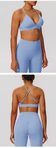 Voor- en achterkant van de lichtblauwe yogaset met sportbeha en scrunch legging.