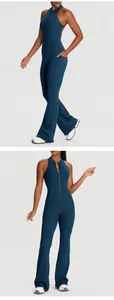 Detailansicht eines dunkelblauen ärmellosen Yoga-Jumpsuits mit Taschen und Schlaghose.