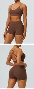 Detaillierte Vorder- und Rückansicht des braunen Yoga-Sets mit Sport-BH und Shorts