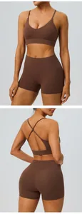 Détail haute qualité de l'ensemble de yoga marron avec brassière à dos croisé