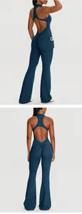 Rückansicht eines rückenfreien Yoga-Jumpsuits mit ausgestelltem Bein und Seitentasche.