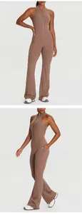 Detailansicht eines braunen ärmellosen Yoga-Jumpsuits mit ausgestelltem Bein und Taschen