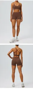 Vues avant et arrière d'un ensemble de yoga marron avec brassière et shorts sport
