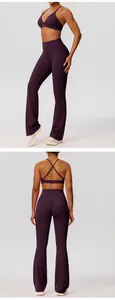 Paarse yogaset voor- en achteraanzichten met zachte sportbeha en uitlopende legging