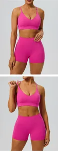 Vue détaillée du soutien-gorge de yoga rose brossé et du short de fitness haut.