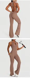 Detailansicht eines rückenfreien, ärmellosen Yoga-Jumpsuits mit Frontreißverschluss.
