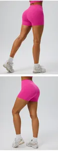 Detail der hoch taillierten Yoga-Shorts in Pink mit Booty-Lifting-Effekt für Fitness.