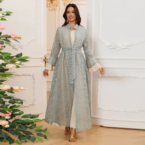 Elegante set caftano ricamato azzurro in due pezzi con maniche a campana e cintura.