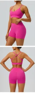 Détail de l'ensemble de yoga rose montrant les côtés avant et arrière