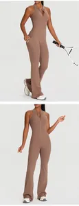 Detail des braunen ärmellosen Yoga-Jumpsuits mit Frontreißverschluss und ausgestelltem Bein