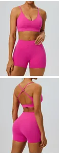 Vorder- und Rückansicht der pinkfarbenen Yoga-Shorts mit hoher Taille und Sport-Bra