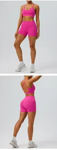 Vue détaillée de l'ensemble de yoga rose brossé double face avec brassière et short