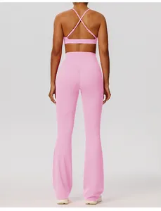 Achteraanzicht van roze sportbeha en yoga-flarebroek set met hoge taille voor dames