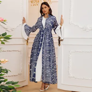 Elegante set due pezzi con cardigan ricamato blu navy e maxi vestito bianco a campana