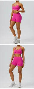 Detailansicht von pinkfarbenen High-Waist-Yogashorts und passendem Sport-BH-Set für Fitness