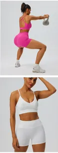Gros plan et clichés d'action d'un ensemble de yoga pour femme avec brassière et short.