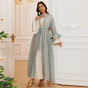 Elegante set due pezzi con cardigan ricamato azzurro e abito lungo color crema
