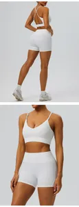 Détail d'ensemble de yoga blanc brossé avec brassière de sport et short ajusté