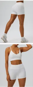 Detaillierte Nahaufnahme weißer High-Waist-Yogashorts und eines passenden Sport-BH-Sets