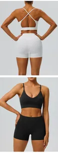 Vue détaillée de l'ensemble de yoga en tissu brossé avec brassière croisée et shorts