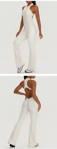 Detailansicht eines sexy weißen rückenfreien Yoga-Jumpsuits mit modischen Schlaghosen
