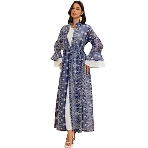 Elegante cardigan lungo blu ricamato con maniche a campana bianche e abito interno.