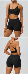 Ensemble de yoga avec brassière de sport et short noir, vues de face et de dos