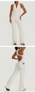 Detailansicht eines weißen ärmellosen Yoga-Jumpsuits mit offenem Rücken und Taschen.