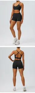 Vue avant et arrière d'un ensemble de yoga noir avec soutien-gorge et short