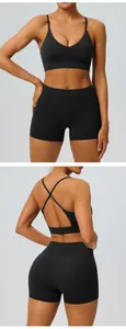 Detailansicht von schwarzen High-Waist-Yogashorts und Sport-BH mit Kreuzträgern