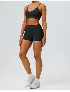 Detailaufnahme der schwarzen Yoga-Shorts mit hoher Taille und Push-up-Effekt für Fitness.