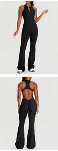 Detailansicht der Vorder- und Rückseite des schwarzen, rückenfreien Yoga-Jumpsuits