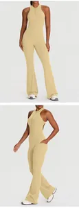 Nahaufnahme eines rückenfreien Yoga-Jumpsuits mit Seitentaschen und ausgestelltem Bein