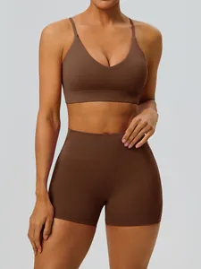 Ensemble de yoga marron deux pièces avec brassière et short taille haute de sport
